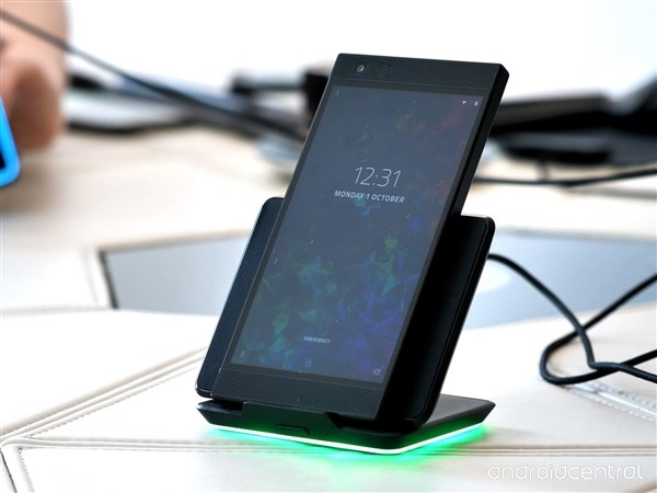 祖传设计+信仰灯：雷蛇Razer Phone 2图赏