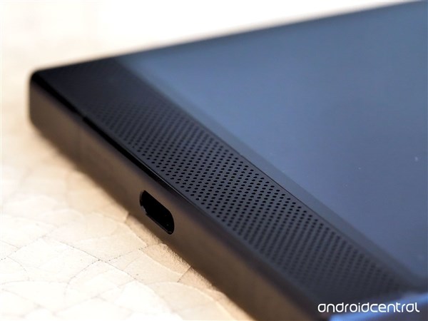 祖传设计+信仰灯：雷蛇Razer Phone 2图赏