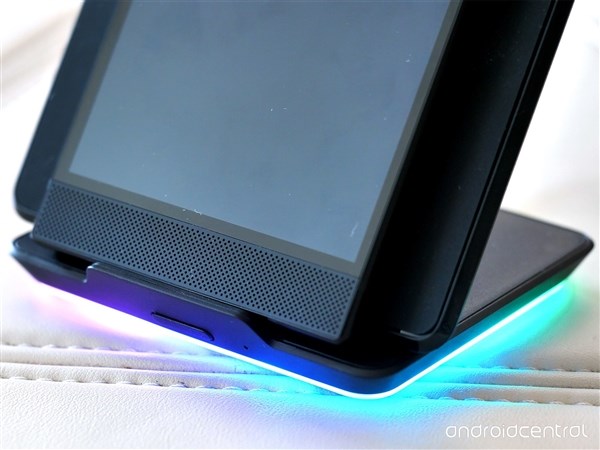 祖传设计+信仰灯：雷蛇Razer Phone 2图赏