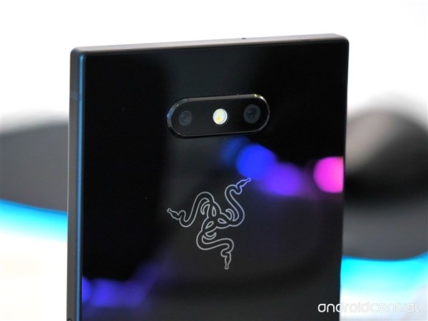 祖传设计+信仰灯：雷蛇Razer Phone 2图赏