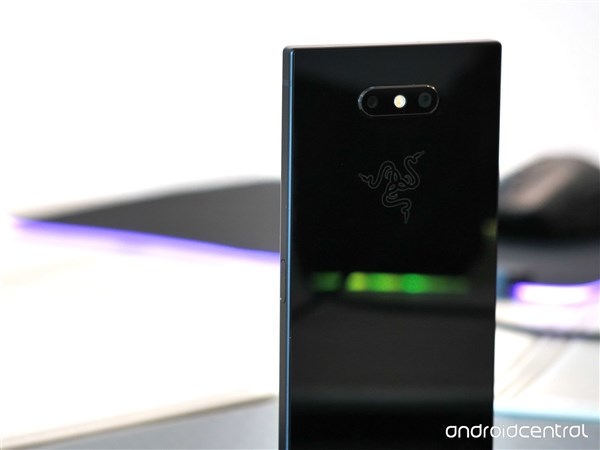 祖传设计+信仰灯：雷蛇Razer Phone 2图赏