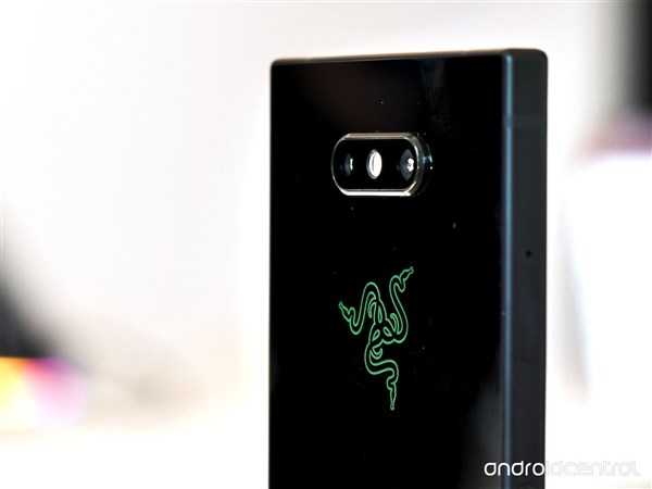 祖传设计+信仰灯：雷蛇Razer Phone 2图赏